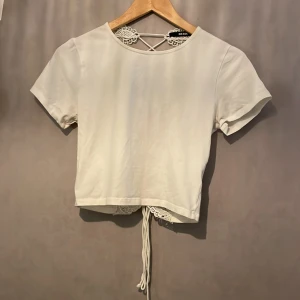 T-shirt - Säljer denna fina tröja med en jättefin rygg från BikBok, storlek S
