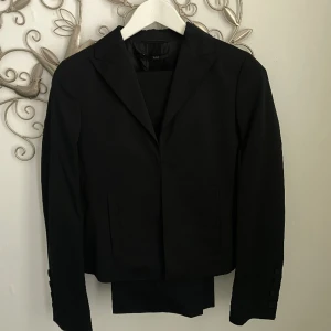 Kostymset - Ett par kostymbyxor och kostym från Hugo boss i storlek S. Ser ut som om den är smutsig på sista bilden. Den är inte smutsig. 