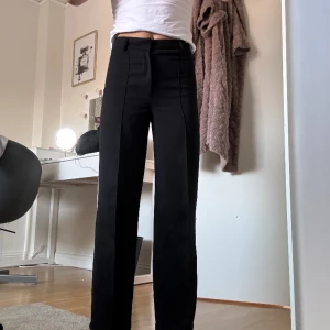 Kostymbyxor - Kostymbyxor från madlady. Dom är lite insydda i midjan och på längden. 💞