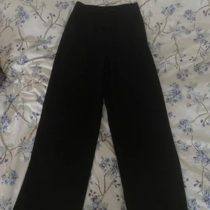 Vida svarta byxor - Vida svarta byxor från gina tricot, väldigt snygga!✨