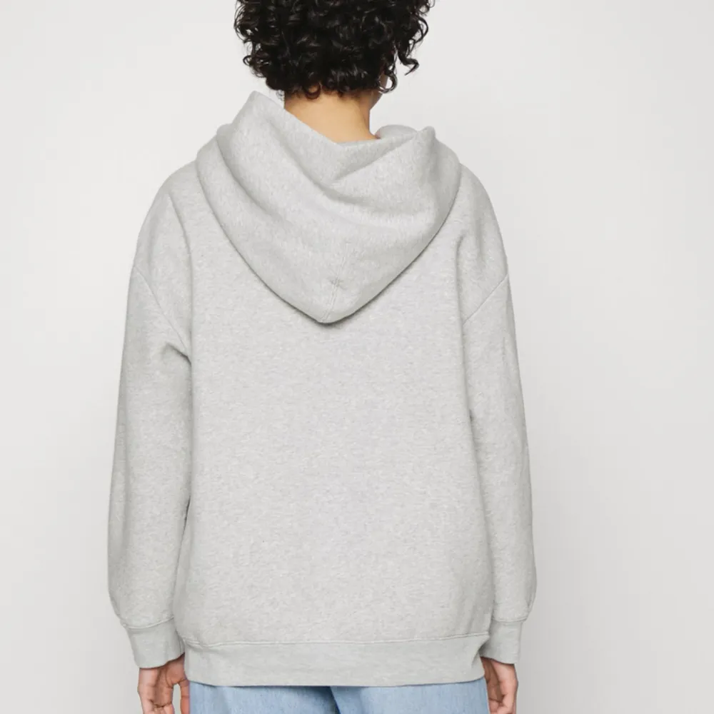 Oversized hoodie i storlek s men passar m också! Köpt för 789 kr på Zalando där den nu är slutsåld , nästan helt oanvänd 💙. Hoodies.