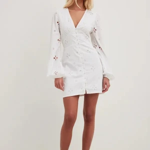 Vit klänning - Vit klänning från NA-KD i storlek 38 helt oandvänd, slutsåld på hemsida! Skriv vid intresse 🥰