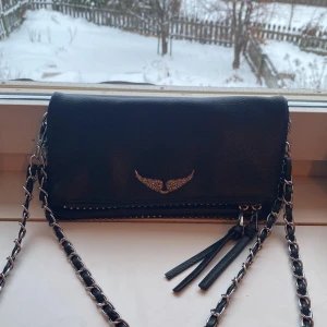 Zadig väska  - Knappt använd liten zadig väska! Då jag fick väskan i present är jag osäker på om den är äkta, men tror inte det (har inget kvitto), därav priset. Inga andra defekter. 