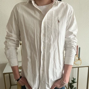Polo Ralph lauren skjorta  - Säljer nu min skit snygga Ralph skjorta i skicket 8,5/10 Inge fel på den bara använd en del. Nypris runt 2k mitt pris 439kr. Modellen är 177 bär oftast M. Hör av dig vid funderingar mvh Malte.resell