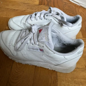 Reebok skor - Lite slitna men överlag bra skick, inte sönder :)