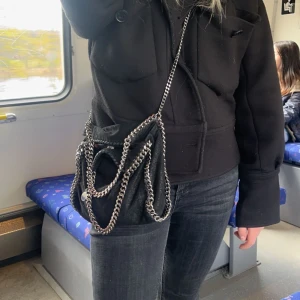 Stella McCartney väska - Säljer nu min älskade Stella väska, i väldigt bra skick. Äktehetsbevis samt dustbag medföljer sjävklart❤️ 