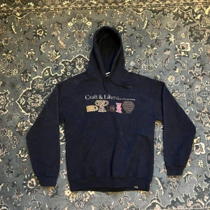 Mörkblå hoodie  - Stentvättad Hoodie från zalando  Fint skick och true to size 