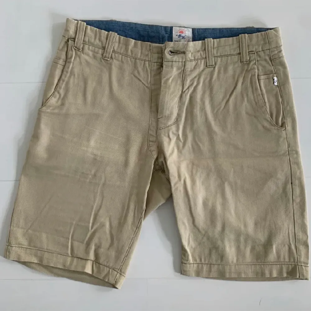Chino shorts size S. Measurements: Waist 42cm - Outseam 49cm - Inseam 24cm - Leg opening 25cm. Shorts.
