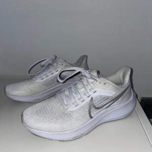 Löparskor frön Nike, strl 36🤍🤍, nästintill oanvända, sulan är helt ren och inga fläckar på skorna, ordinarie pris 1349 kr