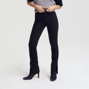 Molly petite slit - Helt nya endast testade, kollade inte noga när jag köpte dessa i butik så köpte fel byxor..  säljer för 100kr