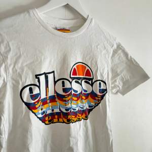 T-shirt från Ellesse som endast är provad, nyskick! Är storlek XS men är oversized så sitter som en S🫶🏻