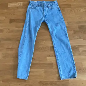 Levis jeans 501  i nyskick Storlek: 29,32 Nypris: 1200kr Pris: 400kr