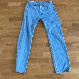 Levis jeans 501 - Levis jeans 501  i nyskick Storlek: 29,32 Nypris: 1200kr Pris: 400kr