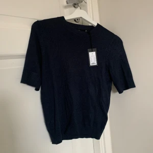 Stickad topp - Säljer denna helt nya toppen från lager157 då jag ångra mitt köp men kastade tyvärr kvittot 😝 den är marinblå och är väldigt populär! Superskönt och stretchigt material ❤️ skriv priv för mer frågor! Nypris är 120:-
