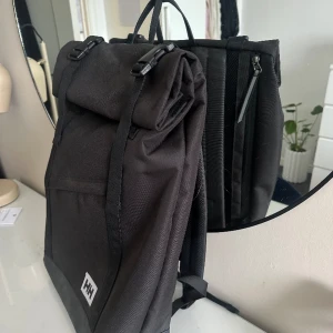 Helly Hansen väska - Stor helly hansen rygg säck i nyskick!! Väldigt stor och rymlig, bra, tåligt material!