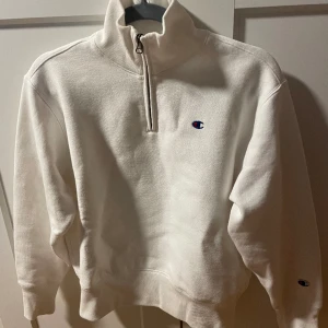 Halfzip sweatshirt  - Sweatshirt med dragkedja från champion. Storlek small, använd fåtal gånger, som ny.  