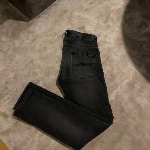 Nudie jeans modell Grim Tim i färgen Dark Cove. De är för stora för mig och har därför knappt använts. Storlek W30 L32 och färgen är grå/svart. Hör av dig om du har frågor!