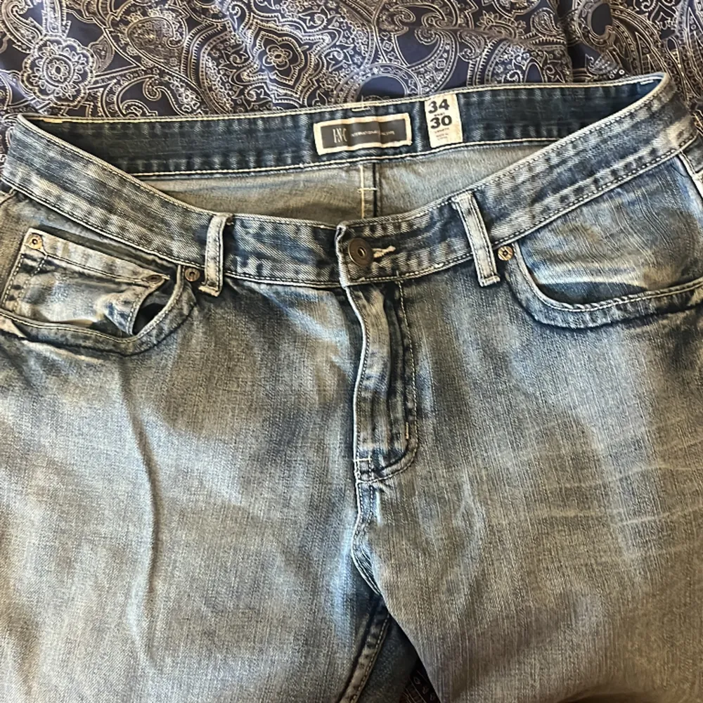 Köpt på secondhand, lite förstorai midjan för mig men funkar med bälte, de är även för korta för mig därför säljer jag de.💗. Jeans & Byxor.