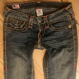 True religion Jeans  - Klassiska trueys! Innerbenslängd~78 cm  Höft tvärs över~ 37 cm  Utsvängda bootcut men inte väldigt breda där nere. Över 170 cm är dom lite croppade , men passar perfekt med stövlar över. Annars skulle jag säga att de är bra längd för en 160 cm lång!  