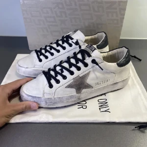 Golden goose skor - Storlek 44 i relativt bra skick, ingen box medkommer endast skorna och dustbag där av priset om ni har några funderingar är de ät bara slänga iväg ett meddelande, Mvh!