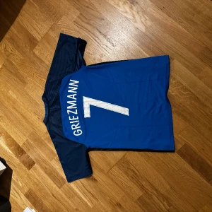 Frankrike tröja - Lite trasig på ryggen men inget mer fel med tröjan. Nypris 1199.