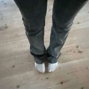 Jätte snygga gråa lågmidjade jeans i storlek M kan även mötas upp i Stockholm 