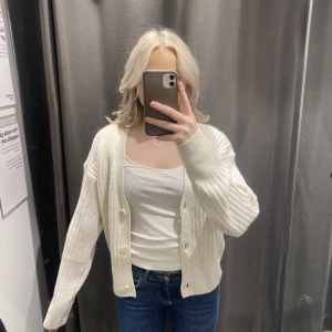 Stickad kofta - Säljer denna kofta då den inte kommer till användning🤍ändats använd 3-4 gånger