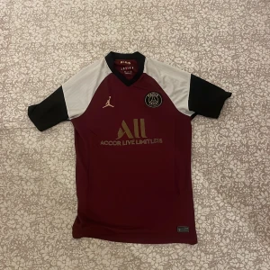 Psg tröja - Riktigt fin Psg tröja!👕 inga defekter! Nypris runt 1100! Skriv pm vid frågor 