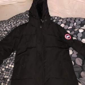 Säljer min canada goose jacka i storlek M, Nästintill ny Kan gå ner i pris vid snabb affär. 