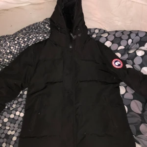 Canada goose  - Säljer min canada goose jacka i storlek M, Nästintill ny Kan gå ner i pris vid snabb affär. 
