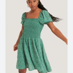 NA-KD klänning - Somrig klänning från NA-KD i strl 38! Använd fåtal gånger men har en liten defekt i ryggen som kan sys. Säljer då den inte är i min stil längre! (pris kan diskuteras 😊) 200kr + frakt🤍