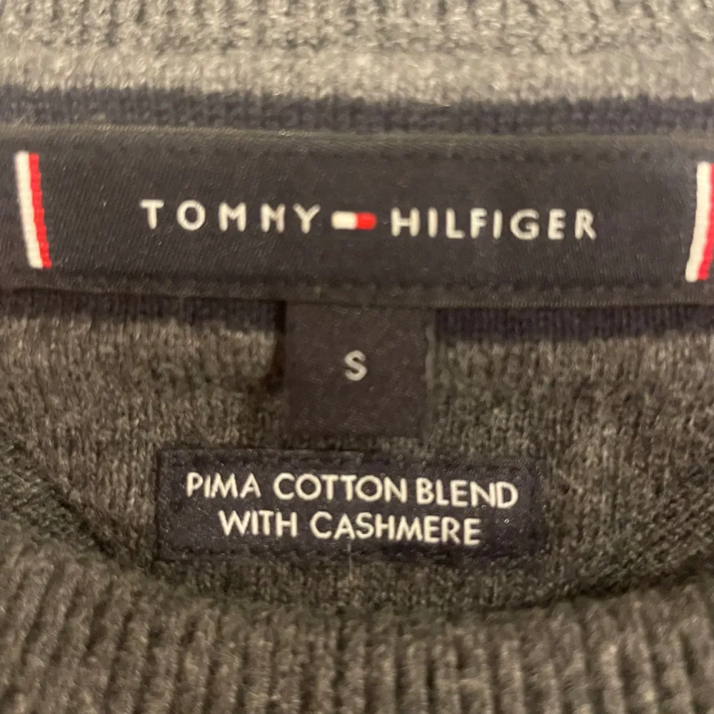 Säljer en Tommy hilfiger tröja med 8% Cashmere. Inga defekter. Nypris 1200kr mitt pris 399kr! Pris kan diskuteras . Tröjor & Koftor.