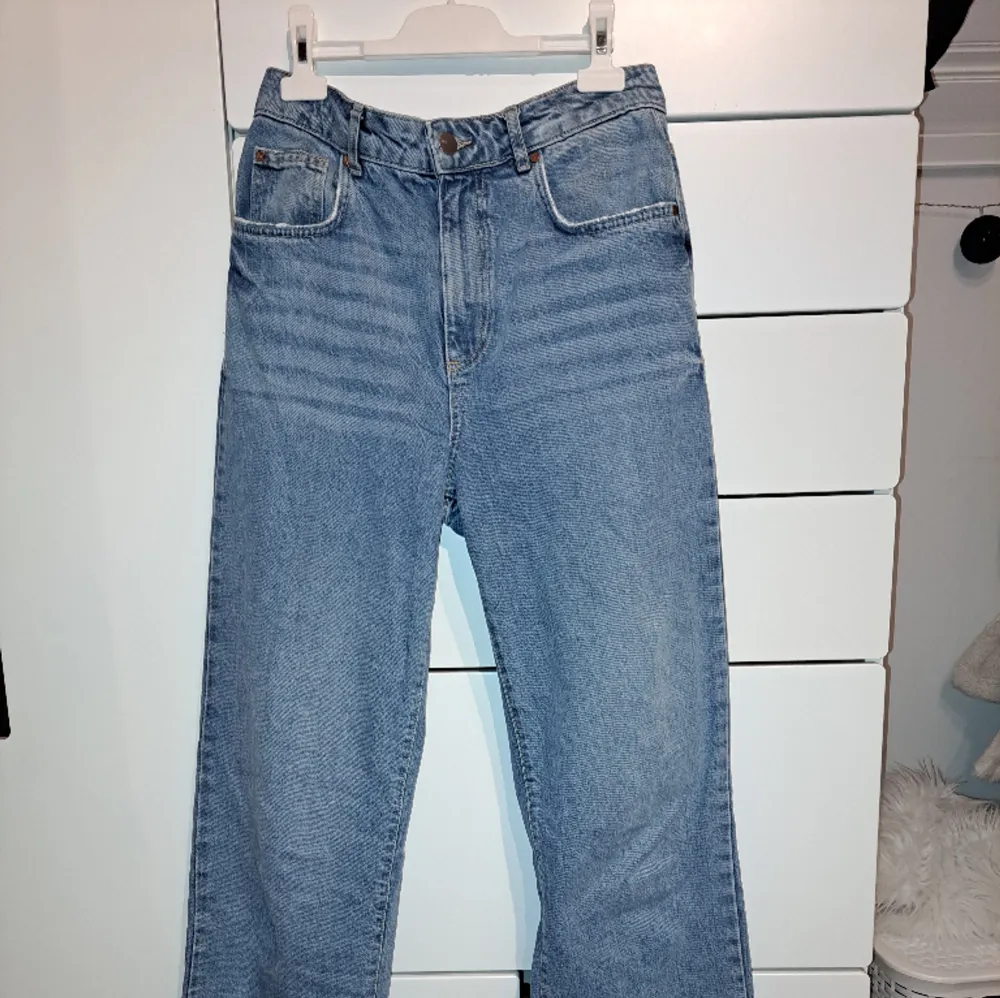 90s straight blå jeans från bikbok, midjemått 27 och längd 32. Riktigt snygga och rejäla jeans som är tillräckligt långa i benen för mig som är 180 cm lång men tyvärr aningen små i midjan.. Jeans & Byxor.