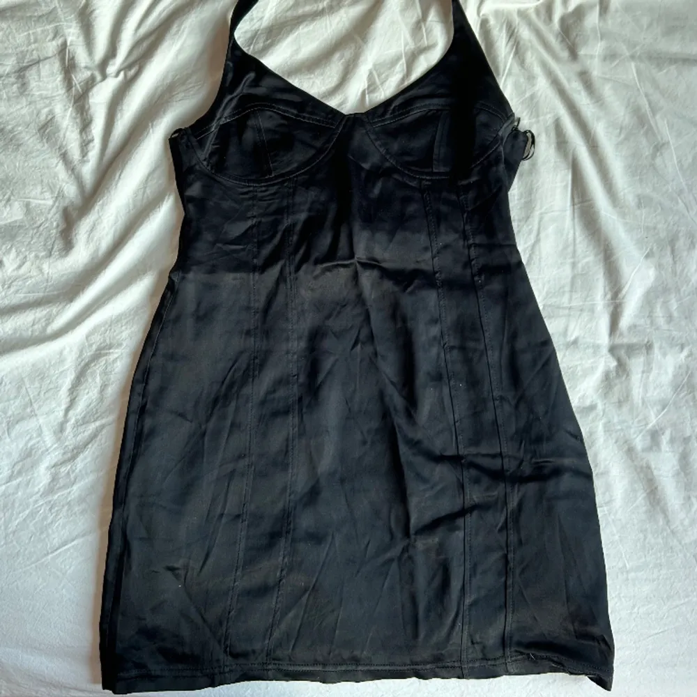 Kort klänning i satin från Zara, aldrig använd med prislapp kvar. Köpt för 300kr. Storlek M men passar en S/M. Klänningar.