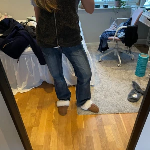 lågmidjade jeans - Super coola lågmidjade jeans med lite glitter i sig! 