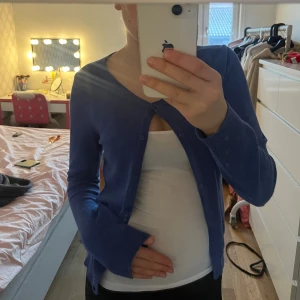 Blå kofta - Säljer denna lite mörkare blåa koftan i strl S pga att den aldrig kommer till användning. Använd kanske ca 5 ggr. Bra skick. 