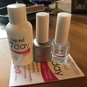 Nagelkit - Depends 7-day kit med base coat, hybrid top coat och cleanser. Endast använda några gånger (max 3 skulle jag tro), säljer då jag har andra lack jag föredrar. Säljer även med några nagelklistermärken som aldrig används på köpet💕
