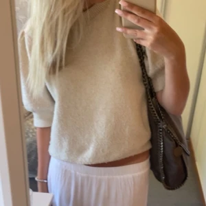 Kortärmad stickad tröja  - Säljer denna superfina stickade tröjan då jag har flera likande💕priset går såklart att diskutera!! 