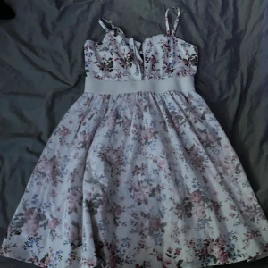 Tre sommar klänningar  - Säljer tre stycken fina sommar klänningar den första är från Kappahl i storlek 152 den andra är från hm i storlek 134 och sista har tyvärr ingen lapp men är typ i storlek 152 alla fina skickt men använda🩷👚 säljer alla för 200 och en för 80