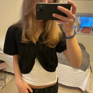 Stickad bolero - Säljer denna stickade boleron i storleken S.💗