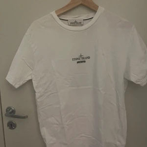 Stone island tröja storlek M herr - Tröjan är endast använd ca 4 gånger nypris är 2000 men kan tänka mig att sälja för ungefär 500. Tröjan är i bra skick den har inga fläckar eller någon annan defekt. 