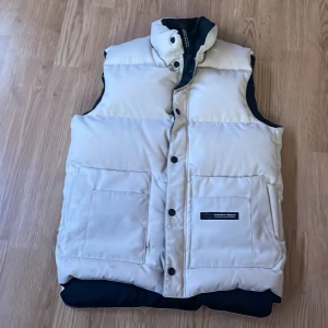 Canada Goose väst - Canada Goose väst i storlek XS, västen är i väldigt bra skick och nästan aldrig använd. Säljer på grund av att den aldrig kommer till användning. Skriv privat om ni är intresserade!💕 