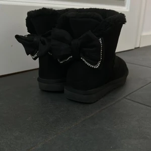 uggs liknande skor  - Säljer mina skor då de inte längre kommer till nån användning🩷 Väldigt bra skick🩷