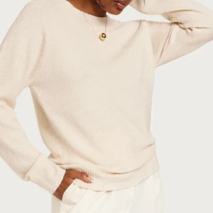 Stickad Tröja - Beige stickad tröja från vero moda som är använd väldigt mycket. lite nopprig och därmed ett lågt pris💕