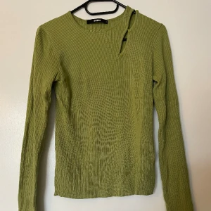 Långärmad tröja  - Det är en riktig fin och härlig och mjuk tröja att ha. Jag har använd den 2 gånger. 