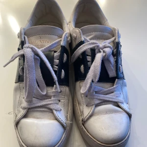 Valentino skor - Väl använda därav priset. Inte orginal skosnörena som sitter på. Lägre pris kan diskuteras! 