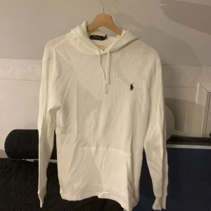 Ralph Lauren hoddie i storlek S - Ralph Lauren hoddie i storlek S. Använd endast en gång och kan därför ses som ny. 