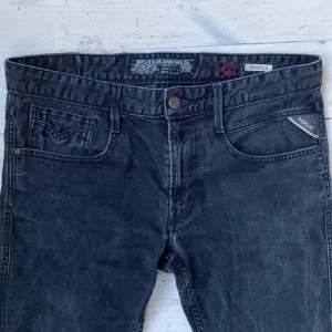 Replay anbass - Nu säljer jag dessa riktigt feta slim fited replay anbass jeans! Skicket är 9/10 näst intill oanvända, köpta nya för ca 1700kr! Skriv om du har minsta lilla funderingarna!