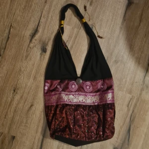 Unik väska - En väldigt speciellt väska med både elefanter och bling. (I fint skick)