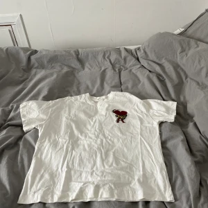 Ami T-shirt - T-shirt från Ami Paris i mycket bra skick, skulle behöva strykas bara. Lite baggy fit